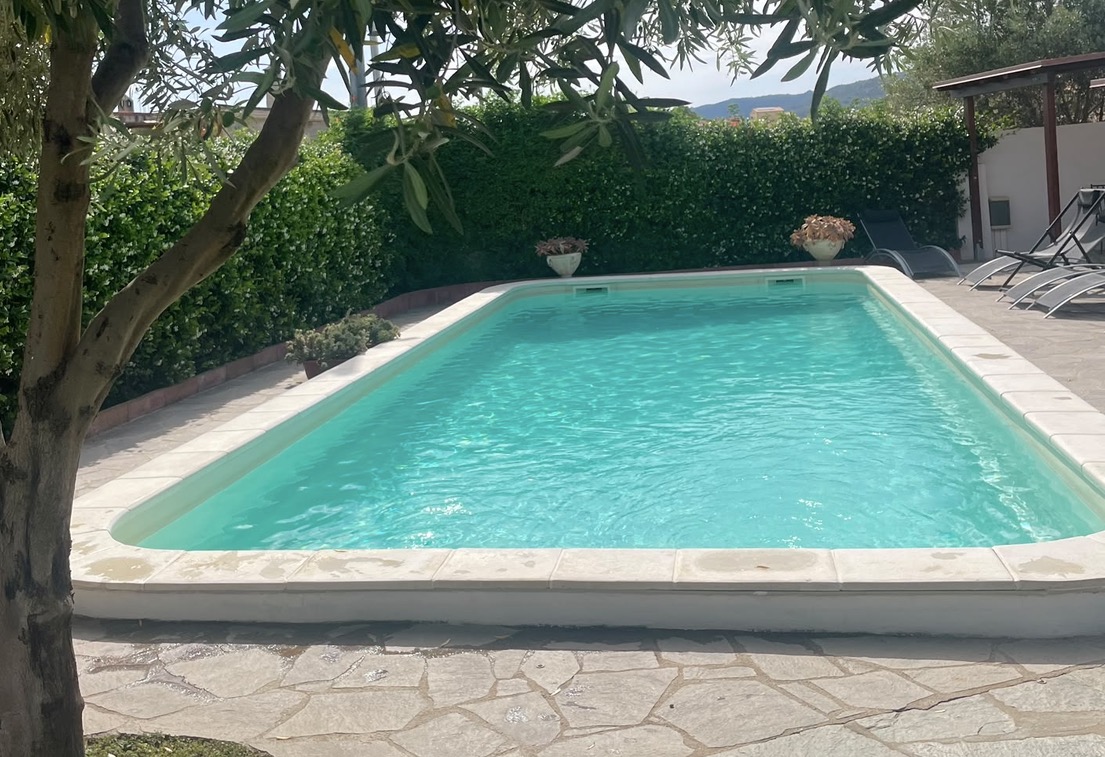 Non arrampicarsi sul muro perimetrale della piscina